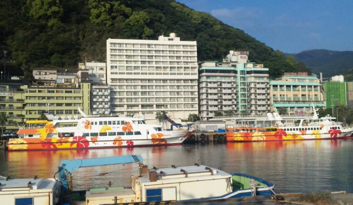 熱海のホテルと観光船