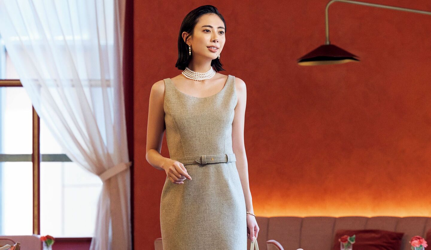 「ザ・ロウ」のワンピースと「TASAKI」のパールネックレスを着用したモデルの土屋巴瑞季さん