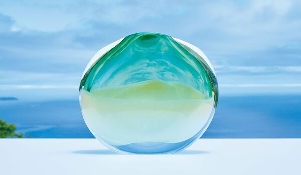 手の温もりを感じる「ヘンリー ディーン」のガラスのフラワーベース｜まろやかなフォルムに瑞々しいグリーンが映える
