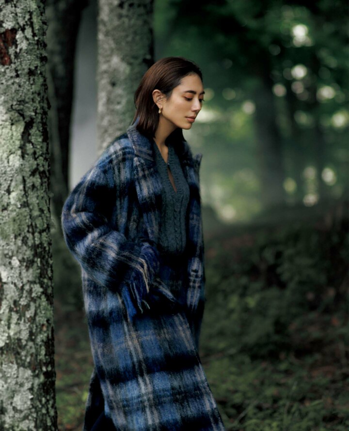 ロエベのウエアを着用したモデルの土屋巴瑞季さん