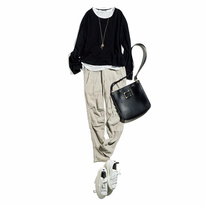 プルオーバ ー¥20,000・中に着たカットソー ¥19,000・パンツ¥34,000（ジェームス パース 青山店＜JAMES PER SE＞） その他／スタイリスト私物（バッグはロジェ・ヴィヴィエ、スニーカーはゴールデング ースのスターター）　[Precious2019年8月号90ページ]　撮影／佐藤 彩