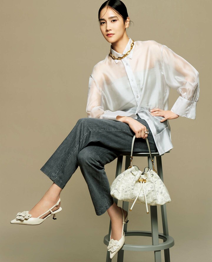 ジミーチュウのバッグ＆シューズを着用したモデルのAtsukoさん