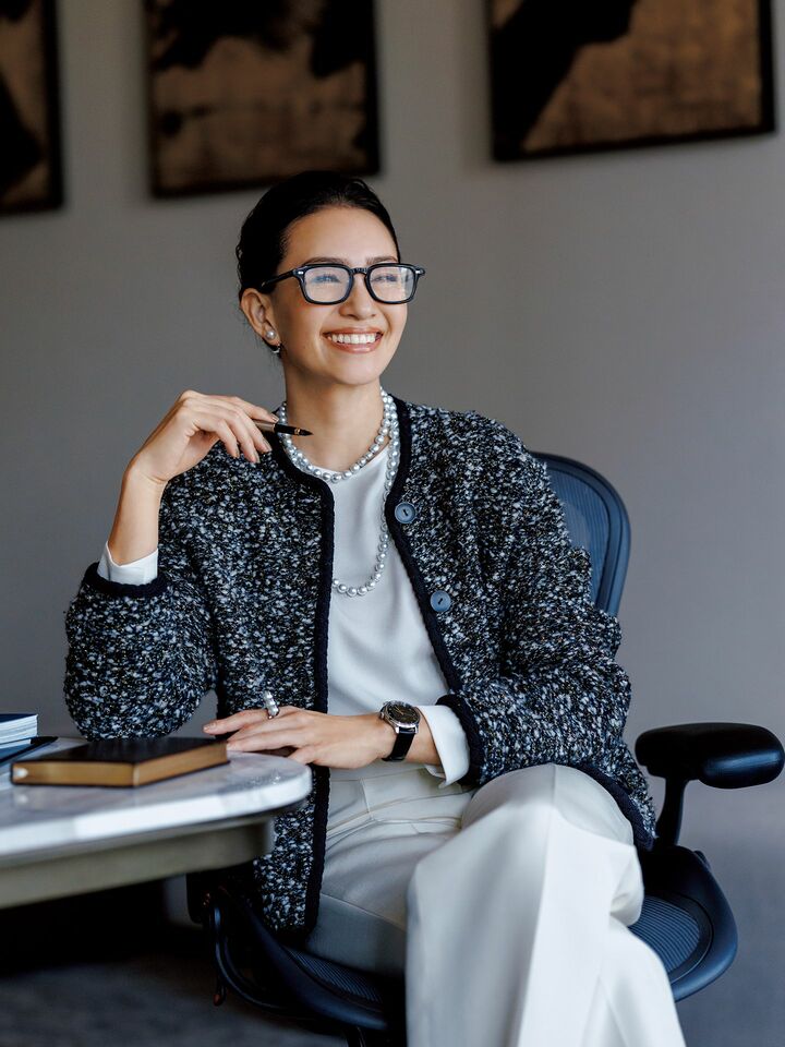 セオリーリュクスのカーディガンを着用したモデルのRINAさん