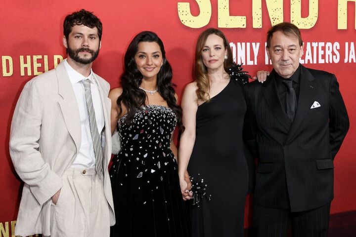 左から共演のディラン・オブライエン、映画プロデューサーのザイナブ・アジジ、監督のサム・ライミと。