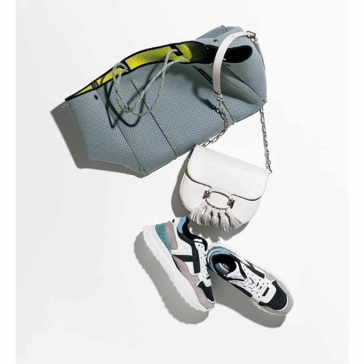 トートバッグ￥39,000［縦28×横37×マチ23cm］（サザビーリーグ〈ステート オブ エスケープ〉）、ショルダーバッグ￥199,000［縦18×横21×マチ10cm］・靴￥88,000［ソール3.5cm］（トッズ・ジャパン）　［Precious2019年7月号97ページ］