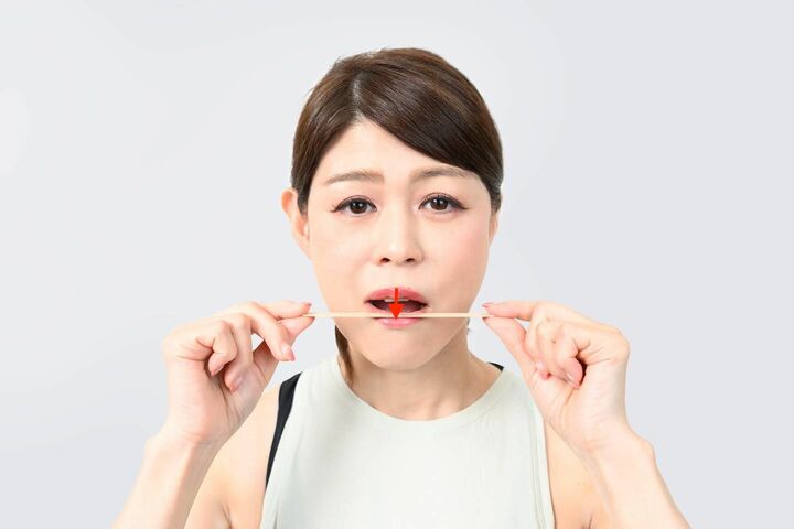 スティックを下唇の上に置き、下あごを動かさず上唇で閉じる