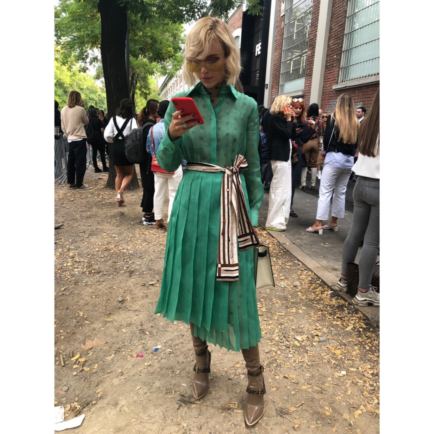 FENDI(フェンディ)のコレクション会場でも、目を引く色あざやかなドレスに、シックなシューズをあわせたマダムをお見かけしました