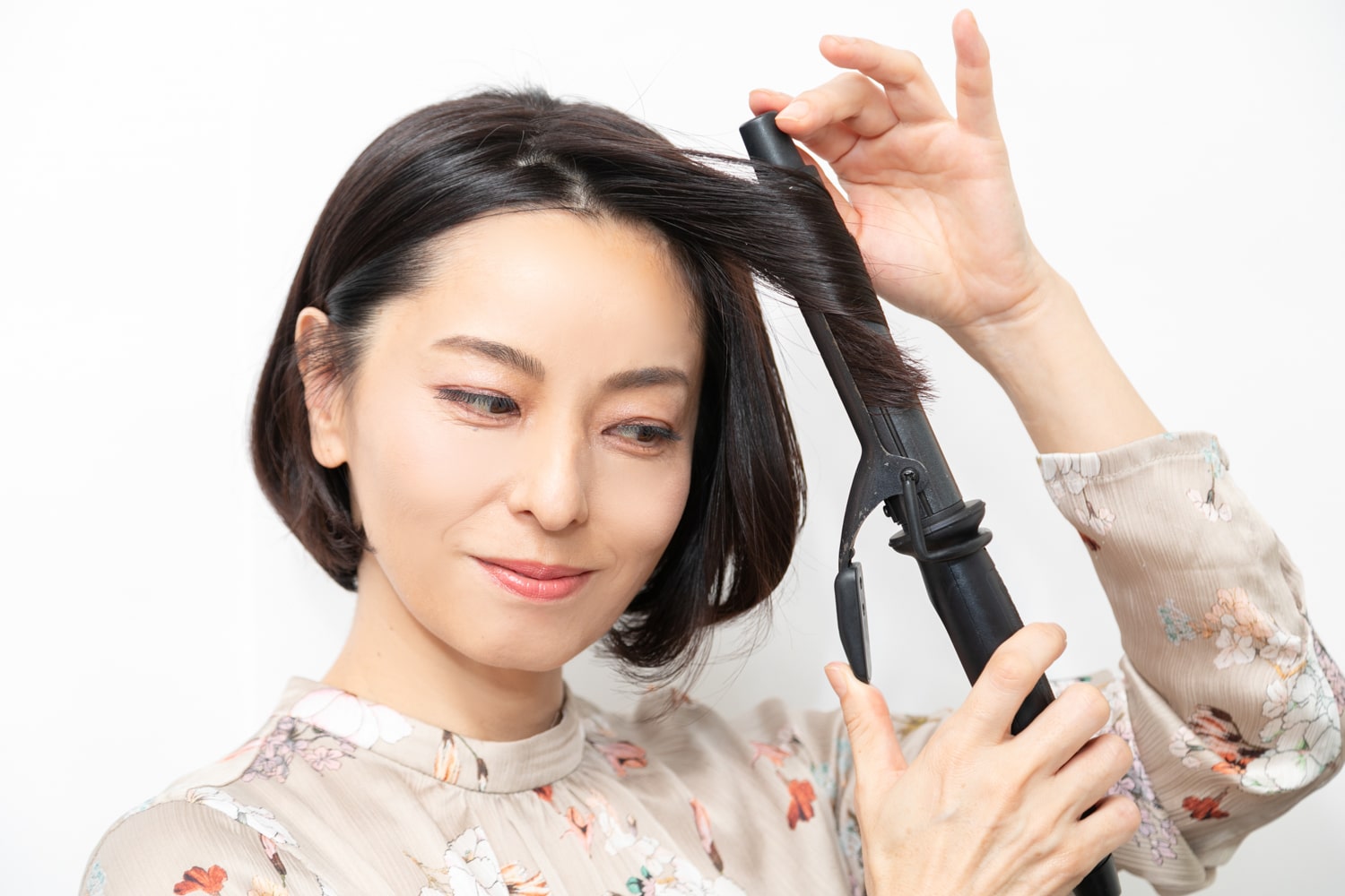 前髪の分量が多いほうを、毛先から外側に向かって1回転巻く。