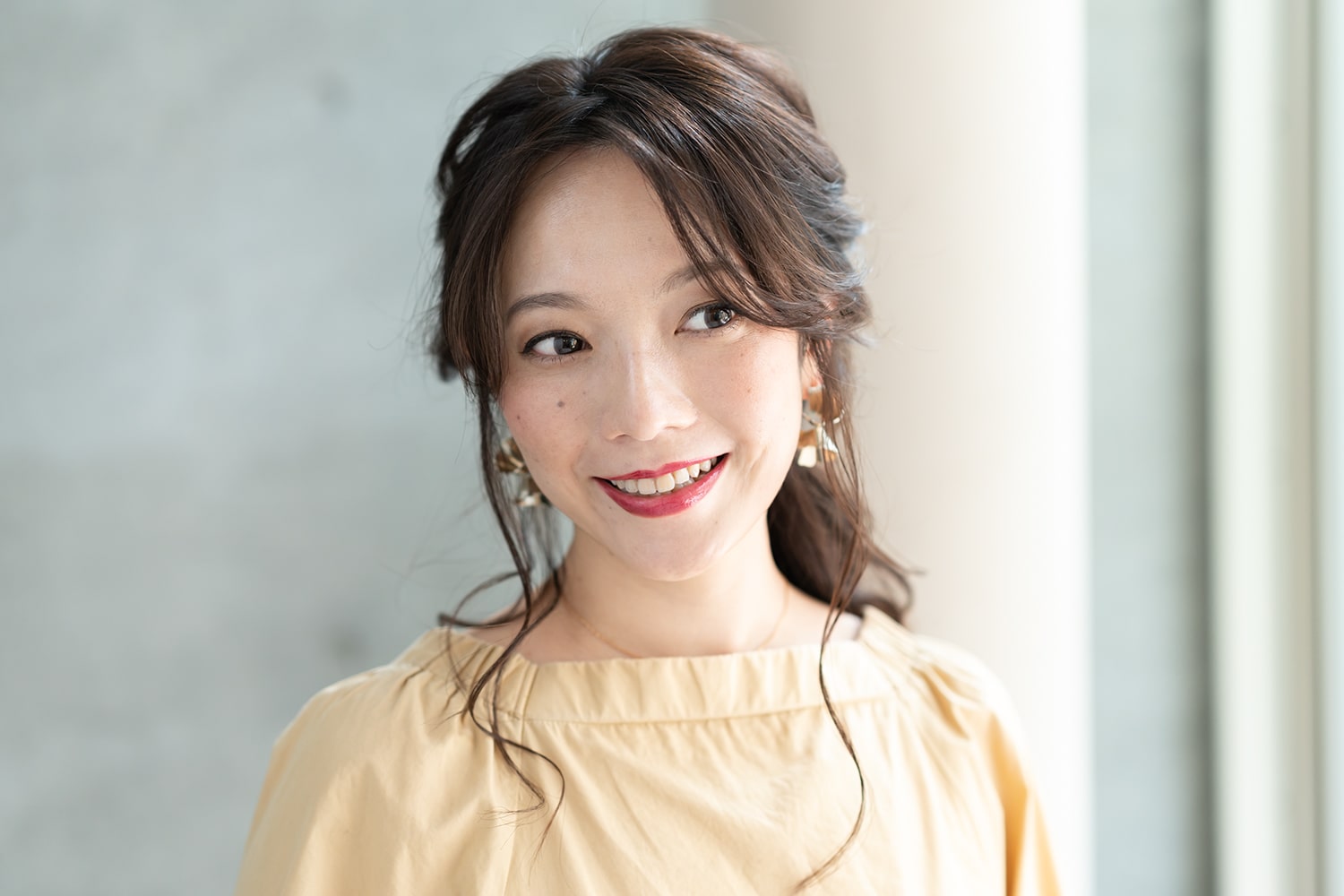 ルーズすぎない絶妙な「ゆるっと感」。色っぽさと優雅な印象を併せ持つ、大人のひとつ結び
