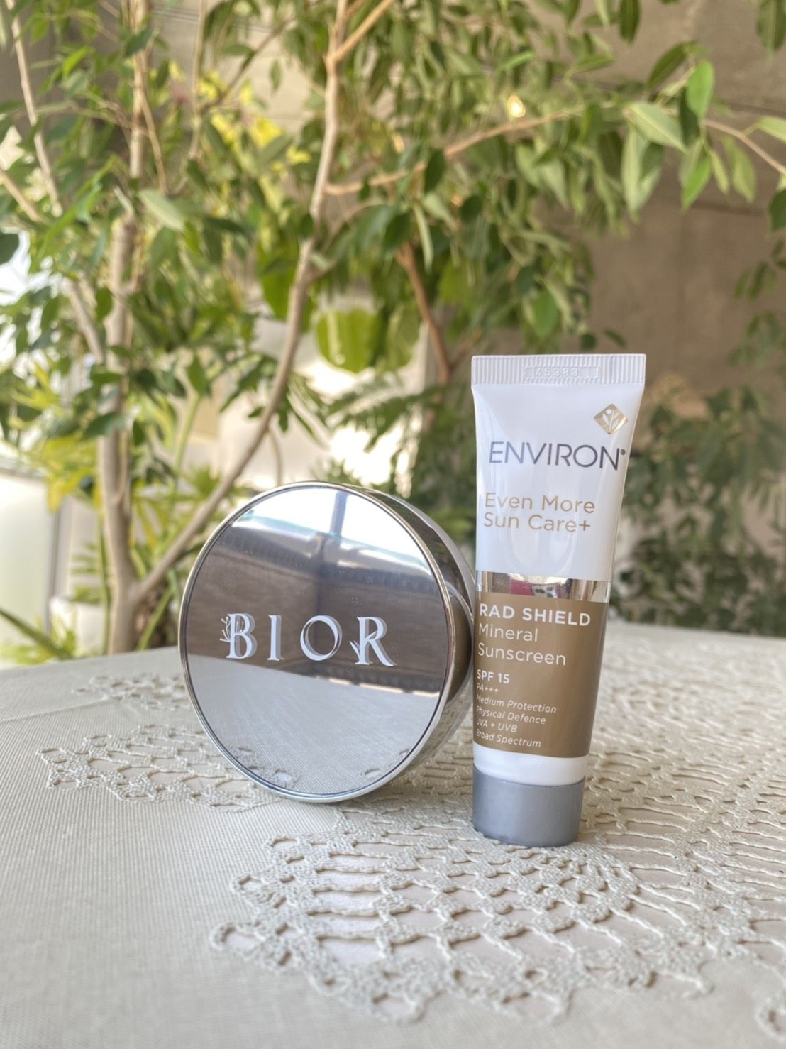 (左から)BIOR リキッドパウダー エアレスクッション オーガニック アクア美容液ファンデーション(パフ付き) SPF50+・PA++++ ¥5,940、エンビロン ラドシールドミネラルサンスクリーン SPF15・PA+++ 25ml ¥4,950