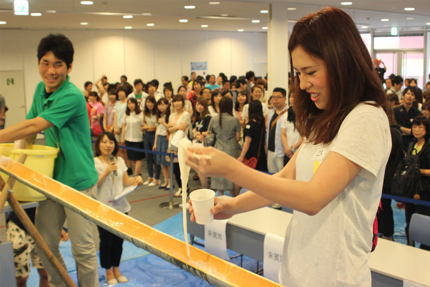 屋内で流しそうめんのイベントを開催したときの様子(提供:世界流しそうめん協会)