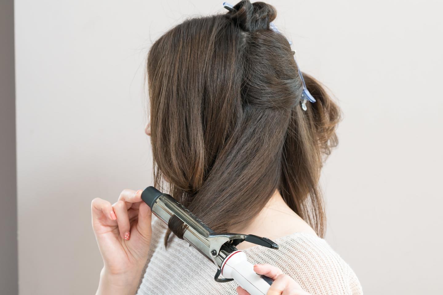 襟足はサイドに持ってきて巻くとやりやすい。