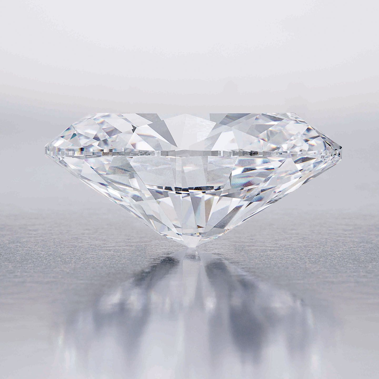 2013年10月(118.28ct、オーバルカット、Dカラー、フローレス、タイプ2Aダイヤモンド) 落札価格 2億3,800万香港ドル(約33億円)