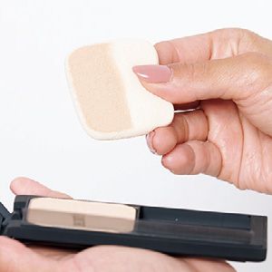 【パウダリータイプ】 ベッタリとつかないようにとる量はパフの半分以下。粉体量が増しカバー力が高くなったぶん、パフの広範囲にとってしまうとベッタリと多くついてしまうので注意。