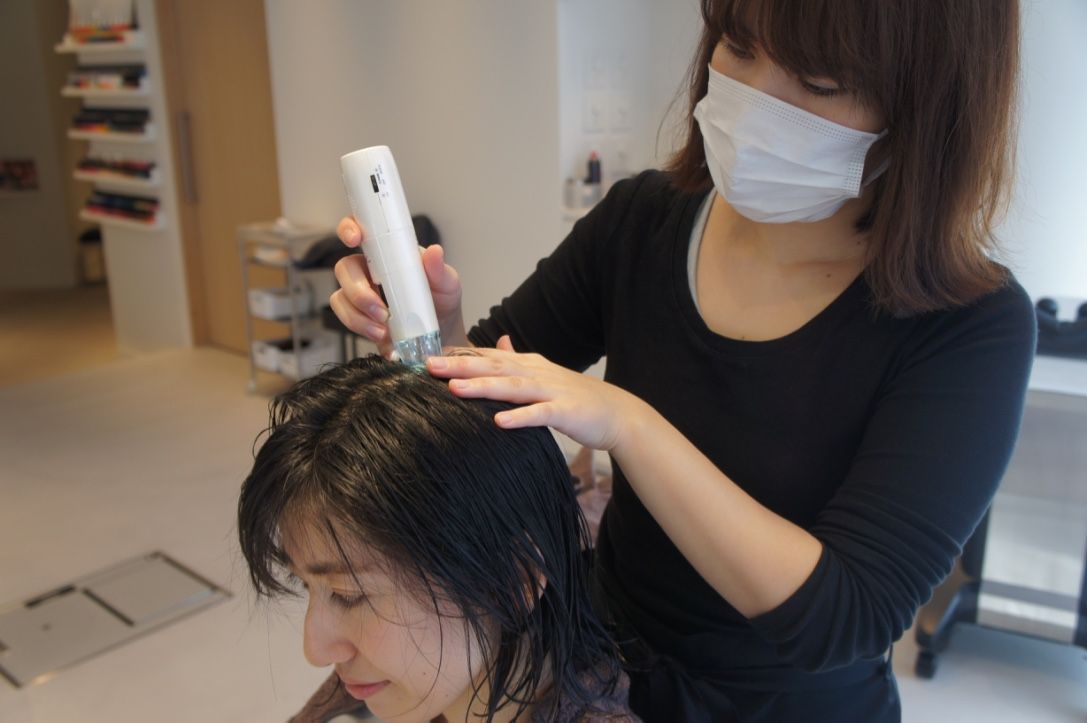 施術の前後で頭皮環境のチェックをし、お手入れのアドバイスを受けることができます。