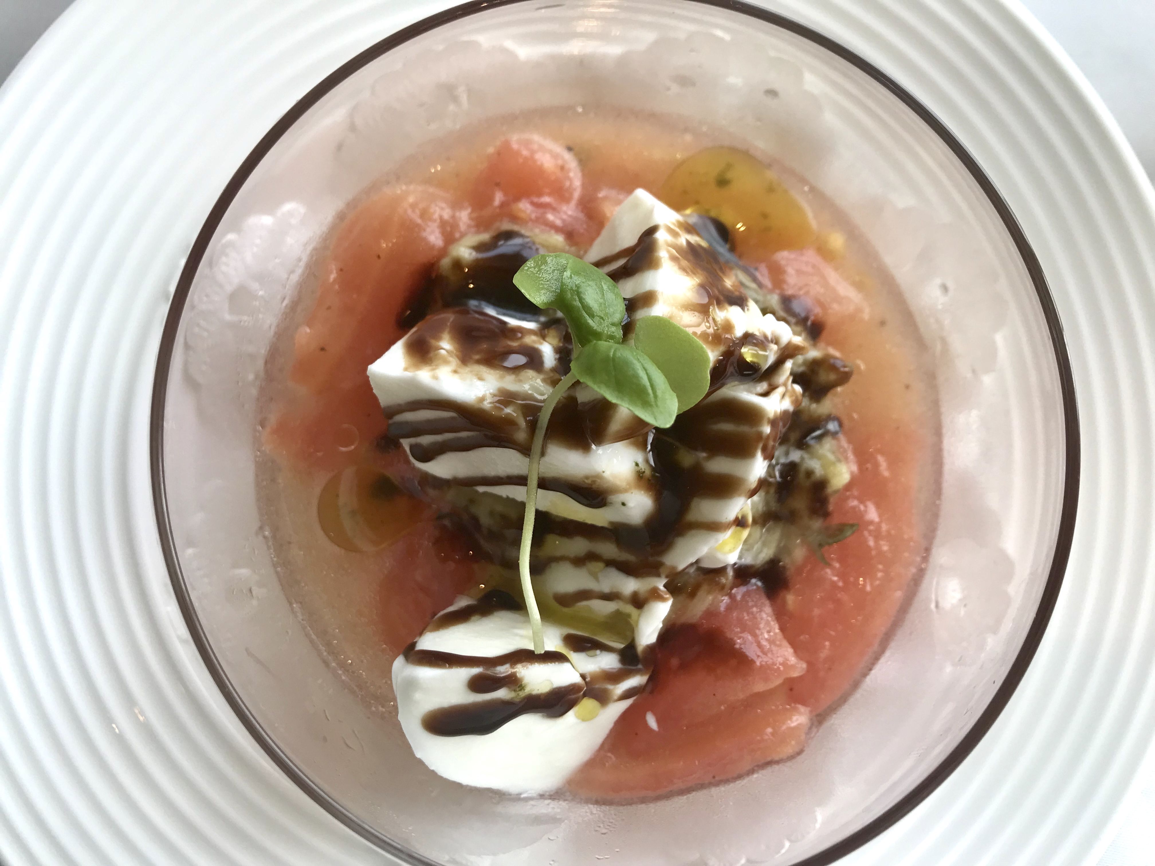 前菜から。「佐土原茄子とモッツァレラチーズのカプレーゼ」。
