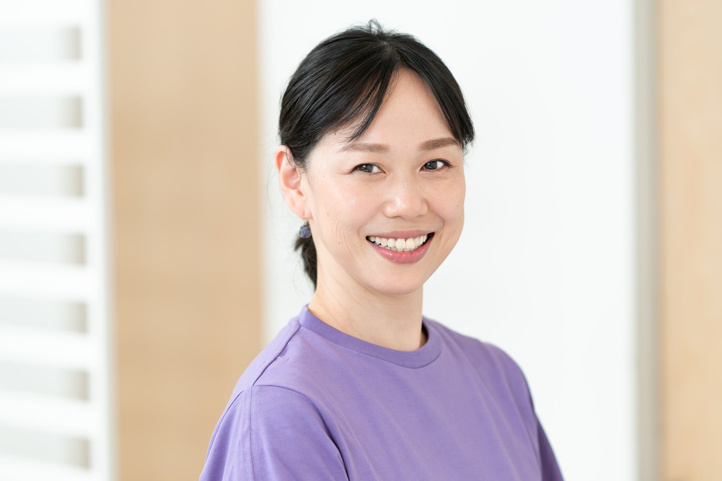 pinceau代表・山岸亜由美さん。香水を集めるのが趣味でコレクションは40種類を超えるとか。「香水にまつわる本もよく読みます。サロンにもお気に入りの本を置いているんですよ」@pinceau.hair