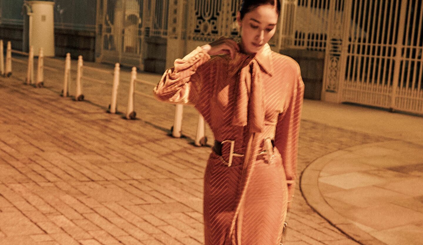 「グッチ」のウエアを纏ったモデルの立野リカさん