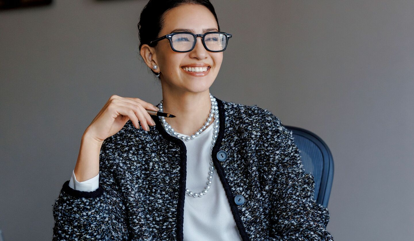 「セオリーリュクス」のカーディガンを着用したモデルのRINAさん