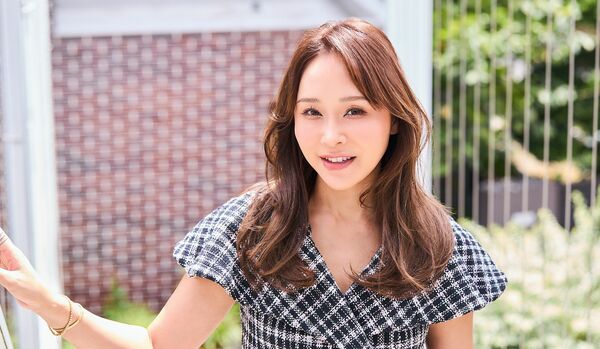 【面長顔×ロングヘア】耳横に適度なボリュームを出し、華やかかつバランスよく小顔印象をかなえる