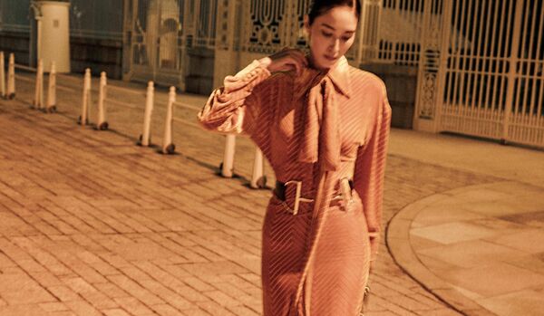 モード感のある「グッチ」のドレスで臨む、『スマート・エレガンス』の夜|バックルベルトのインパクトも洗練されて