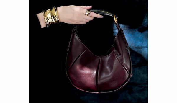 【2026春・最新バッグ】モダンに再解釈されてリバイバルを果たした「サンローラン」伝説的名品バッグ『モンバサ』に注目!