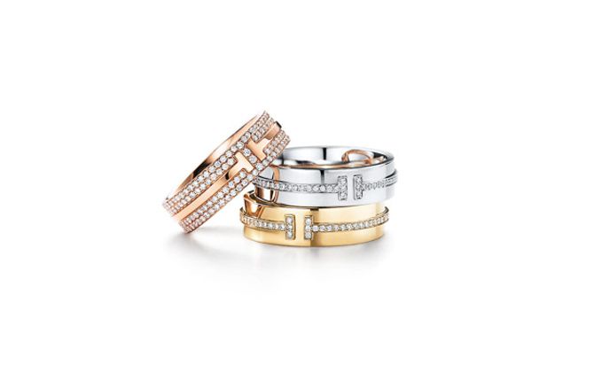 左から／Tiffany T Two パヴェ ダイヤモンド リング [18Kローズゴールド×ダイヤモンド] ￥890,000・Tiffany T Two ダイヤモンド リング [18Kホワイトゴールド×ダイヤモンド] ¥350,000・Tiffany T Two ダイヤモンド リング [18Kイエローゴールド×ダイヤモンド] ￥350,000（すべて税抜）