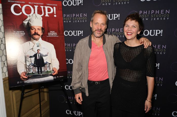 2024年8月1日、ニューヨークのクロスビー ストリート ホテルで行われた『COUP!』ニューヨークプレミア。主演を務めた夫のピーター・サースガードと共に。