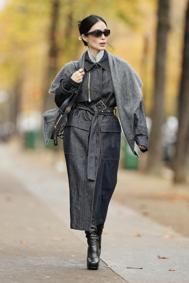 くびれたウエストやシャープなストールというコントラストがキレイな着こなし。