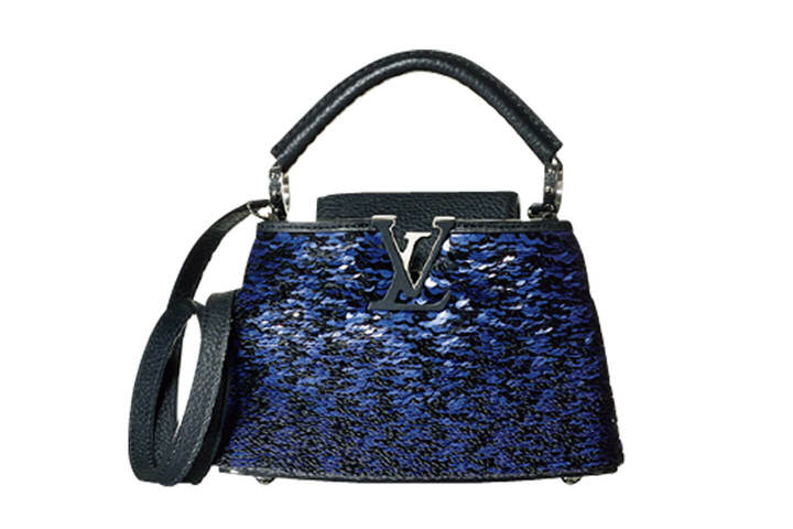 可憐なミニサイズに、ネイビーのスパンコールが夜に映えて。『カプシーヌ MINI』￥710,000［縦13×横20×マチ7cm］（ルイ・ヴィトン）