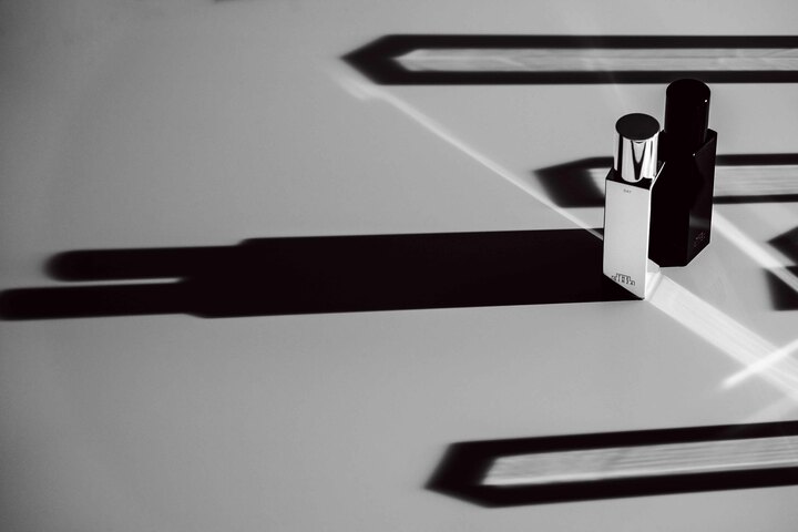 朝用と夜用の２本がセットになった美容液。どちらも洗顔後、これ１本だけを使用。夜用は、化粧水のような液体から、肌になじませるとクリームのような感触に変化。この驚くようなテクスチャーは、先進技術と研究の成果といえる。『ザ・ギンザ エッセンスエンパワリング』［医薬部外品］￥180,000（デー〈日中用美容液〉45ml SPF25・PA+++、ナイト〈夜用美容液〉45ml） 