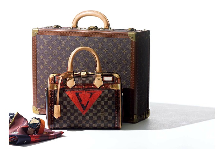 上から／トランク「コトヴィル45」￥545,000【縦32×横45×マチ15cm】・バッグ「スピーディ・バンドリエール25」￥276,000【縦19×横25×マチ15cm】（ルイ・ヴィトン）、時計「アップルウォッチ エルメス 40mmドゥブルトゥール」￥149,800【ケースサイズ：縦40×横34mm】［ステンレススチール］（エルメスジャポン）、スカーフ￥50,000【縦90×横90cm】（クリスチャン ディオール〈ディオール〉）　[Precious2019年1月号106ページ]