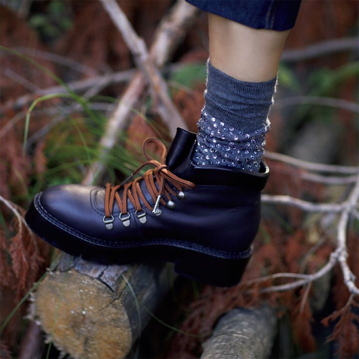 ソックス￥26,000（IZA〈ヌメロ ヴェントゥーノ〉）、靴￥110,000（ヒラオインク〈クレジュリー〉）　[Precious2018年11月号92ページ] 