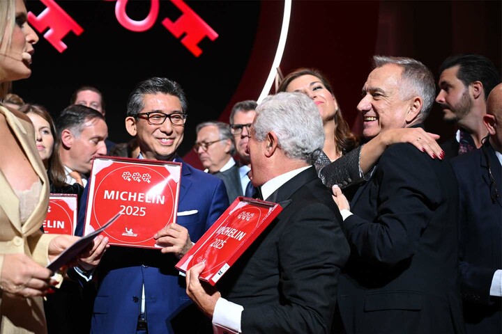 ミシュランキーのグローバル発表会にて、３ミシュランキーを授与された「パレスホテル東京」渡部勝総支配人（左から4人目）。