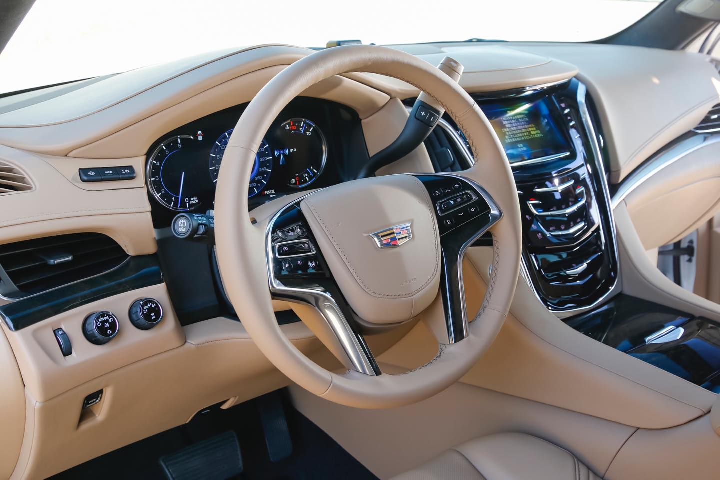 キャデラック「エスカレード」日本に導入されるアメリカ車も徐々に右ハンドル化が進んでいるが、エスカレードにはやはり左ハンドルが似合う。停車する際、路肩ぎりぎりまで寄せやすいというメリットも。