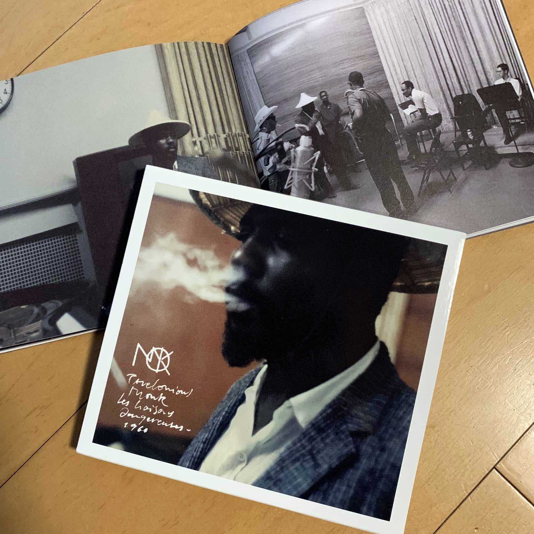 セロニアス・モンクの『Les Liaisons Dangereuses 1960』(Sam Records、輸入盤)。古いジャズの録音を扱うフランスのレーベルから発売された『危険な関係』のサウンドトラック。当時の貴重な写真を掲載したブックレットも同梱されている、ブックレット右ページはとぼけた麦わら帽姿のモンクとバルネ・ウィランらが収まったレコーディング風景。