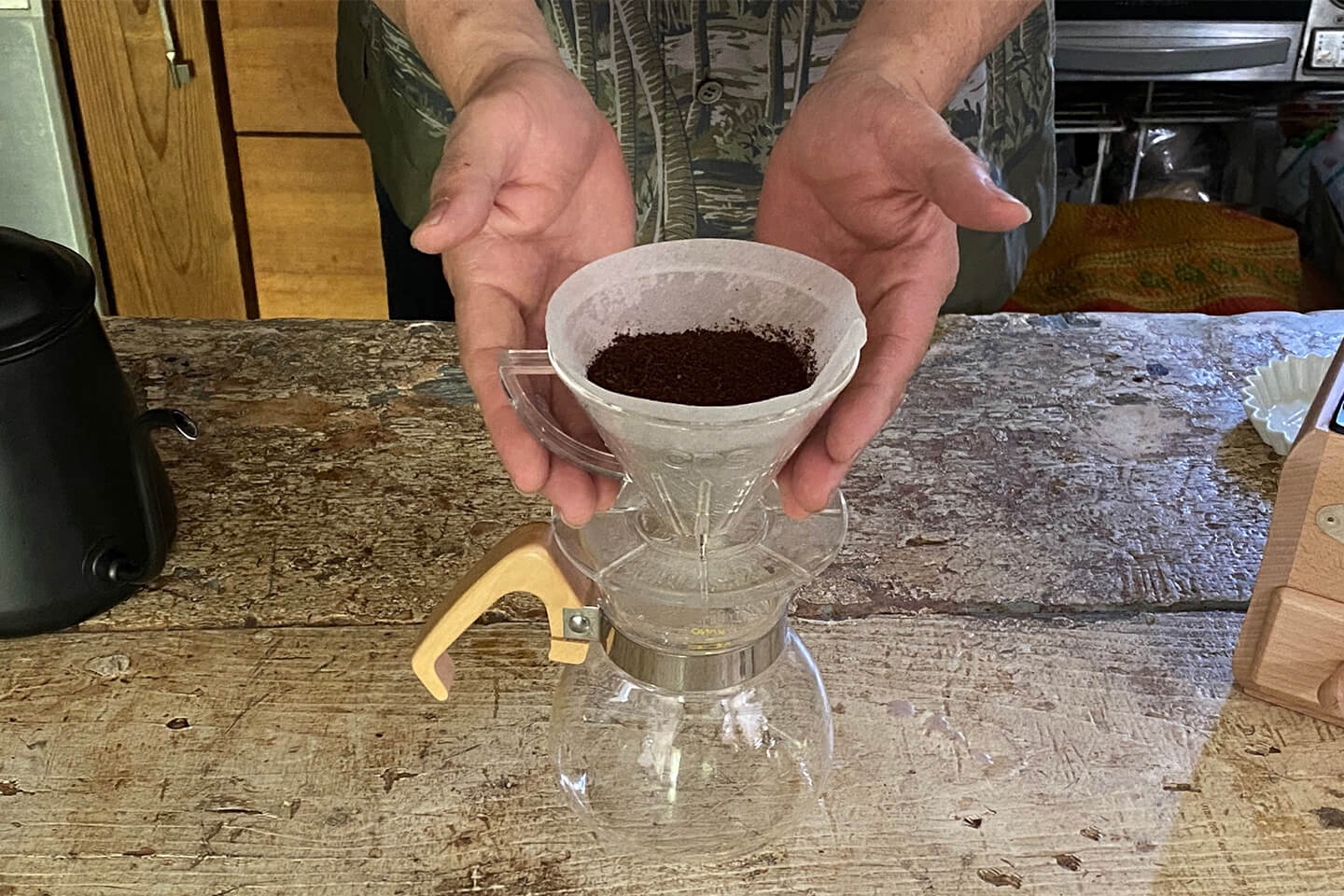 ドリッパーにコーヒー粉をセット
