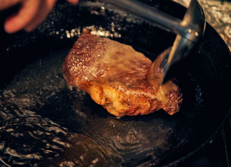 油をかけながら“焼き揚げ”ていきます。