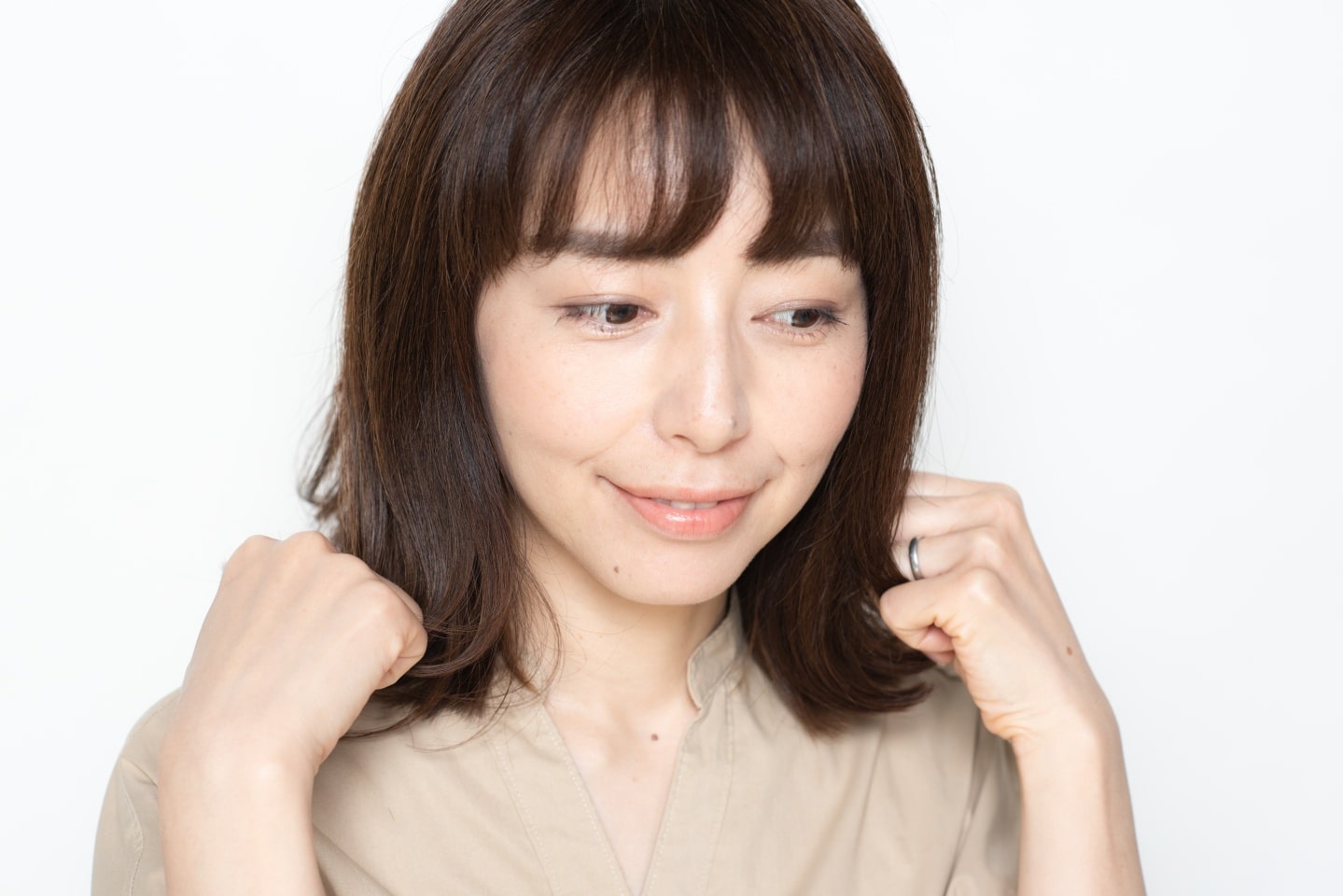 保湿力の高いセラムワックスを手のひらにのばし、髪の表面、毛先、前髪に塗布して整える。