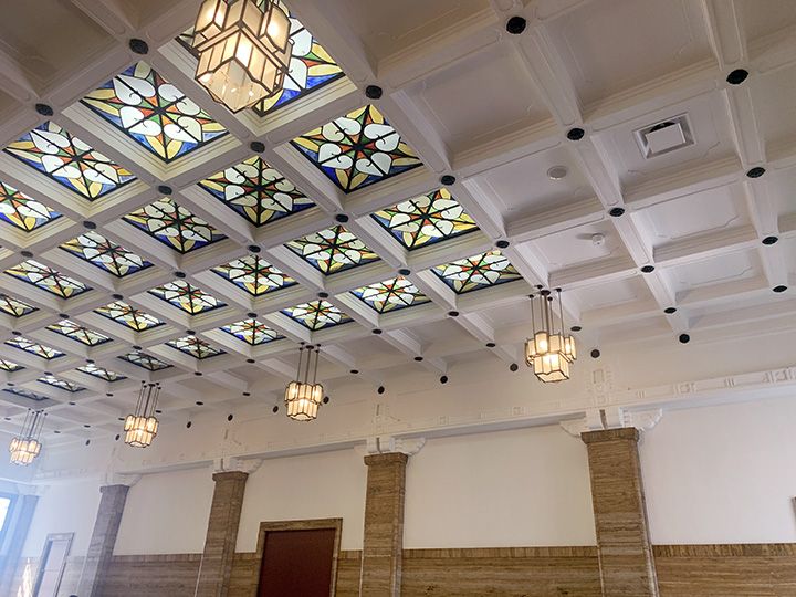 天井のステンドグラスやノスタルジックな照明、豪華な装飾など、歴史的建築の意匠が残る館内。
