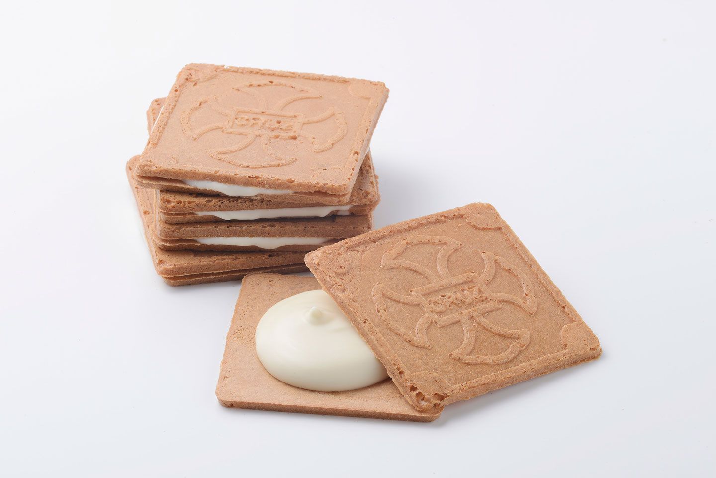 湯せんぺいにホワイトチョコレートを挟んだお菓子の画像