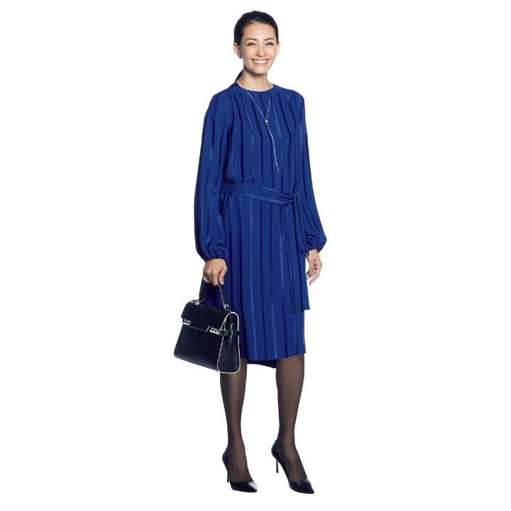 ワンピース(サン・フレール〈レ・コパン〉)、バッグ(デルヴォー・ジャパン)、靴(JIMMY CHOO)、ネックレス(ピアジェ) 撮影/熊澤 透 BY:『Precious12月号』小学館、2019年