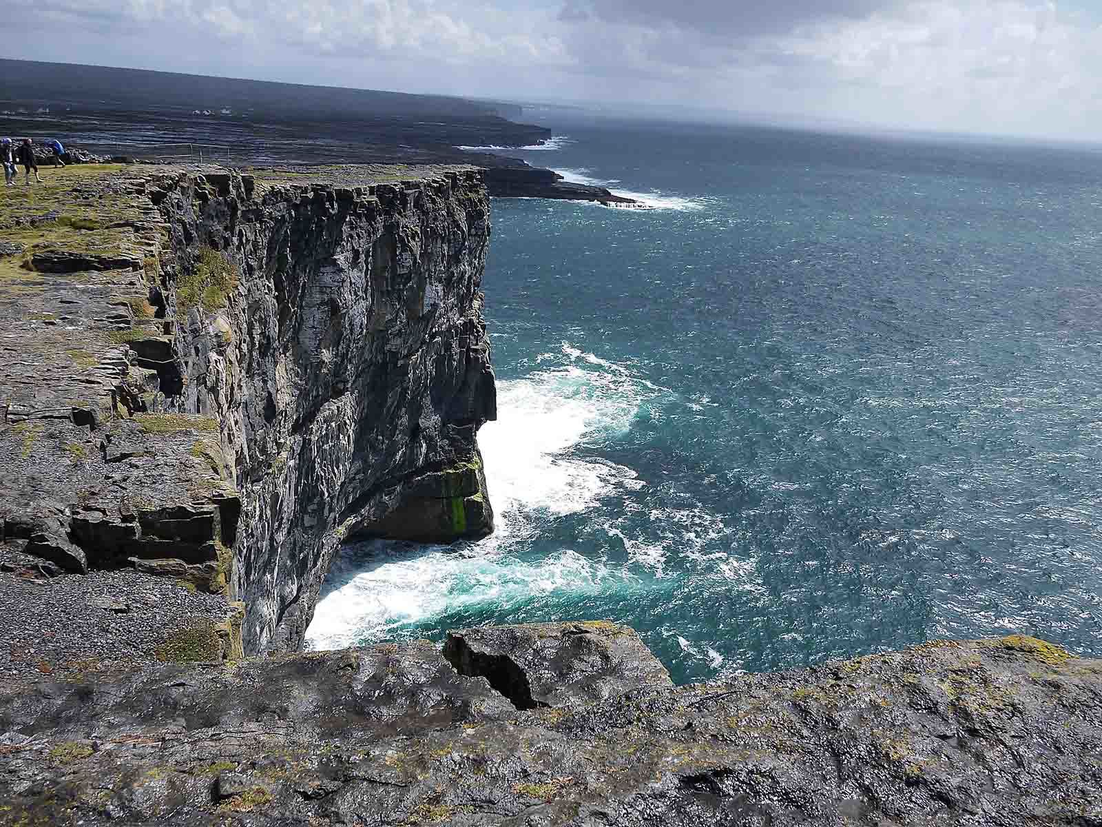 アラン3島の中で最大のイニシュモア島にある景勝地、ドン・エンガス。毎年死者が出るという断崖絶壁は過酷な自然環境を物語る。