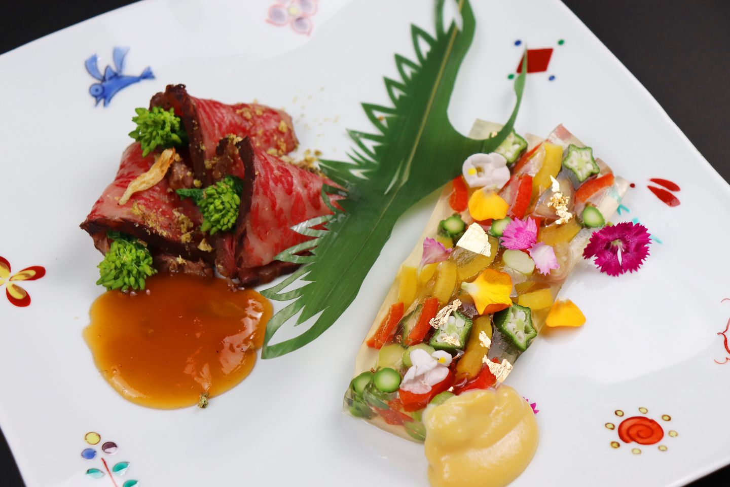 そのプロジェクションマッピングに合わせた肉料理。「和牛ロースト、野菜のテリーヌ 黄味がらし、焼き野菜 橙酢あん オニオンチップ」