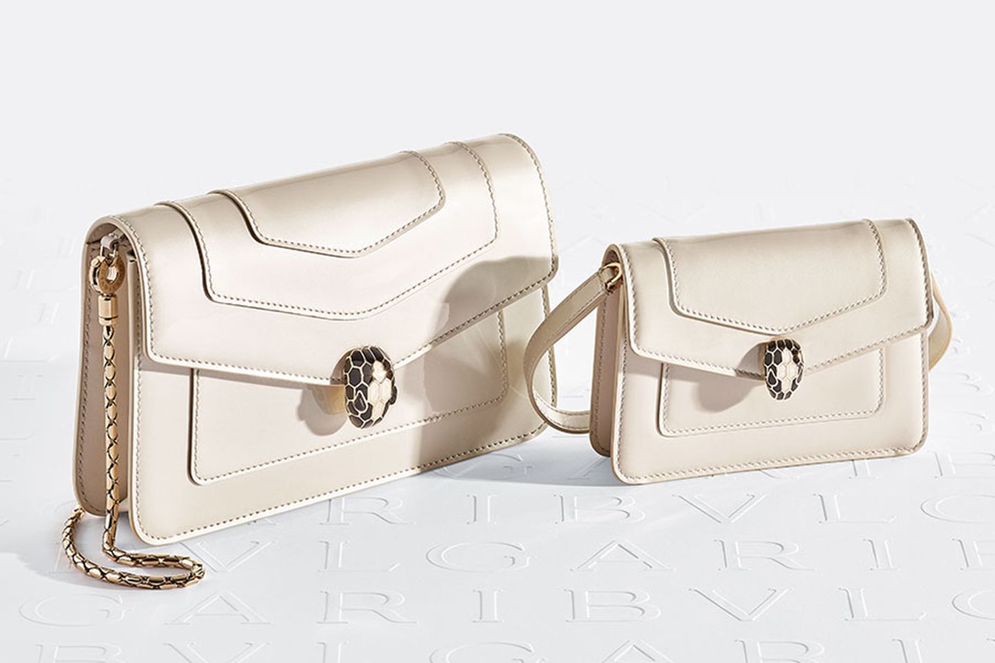 ブルガリ「SERPENTI FOREVER(セルペンティー フォーエバー)」のチェーンウォレットとミニバッグ