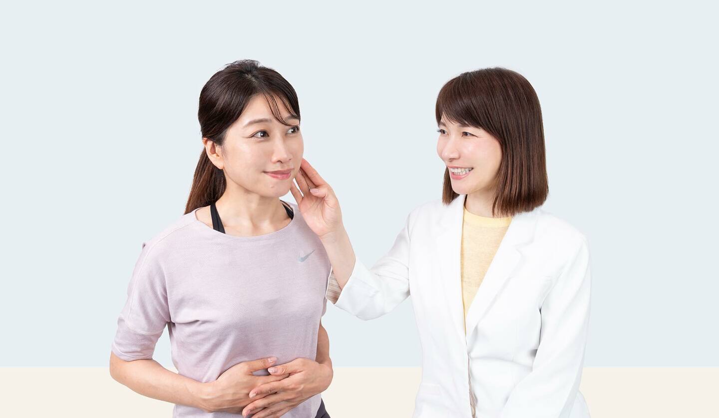 並んでいる二人の女性　メソッドの指導をしている