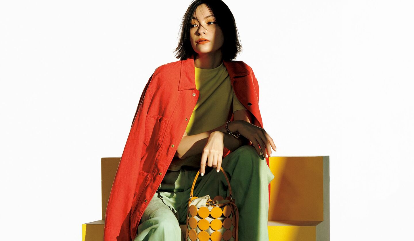 イエローやオレンジといったビタミンカラーは、春から夏にかけて取り入れたい、力強く、華やかなきれい色。「オーラリー」のトップスとパンツ・「ピエール アルディ」のバッグを着用した太田莉菜さん