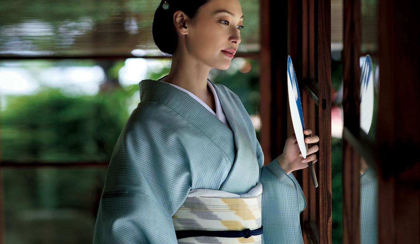「青山 八木」の小格子の単衣と正絹名古屋帯着用した大政  絢さん