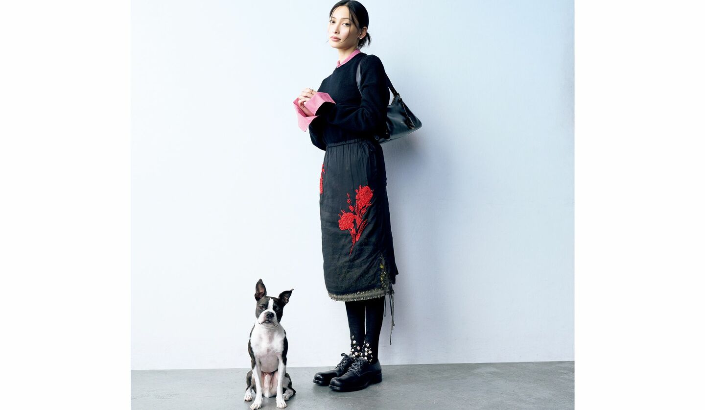 「プラダ」のウエアを着用したモデルの大政絢さんと犬モデルのおっくん