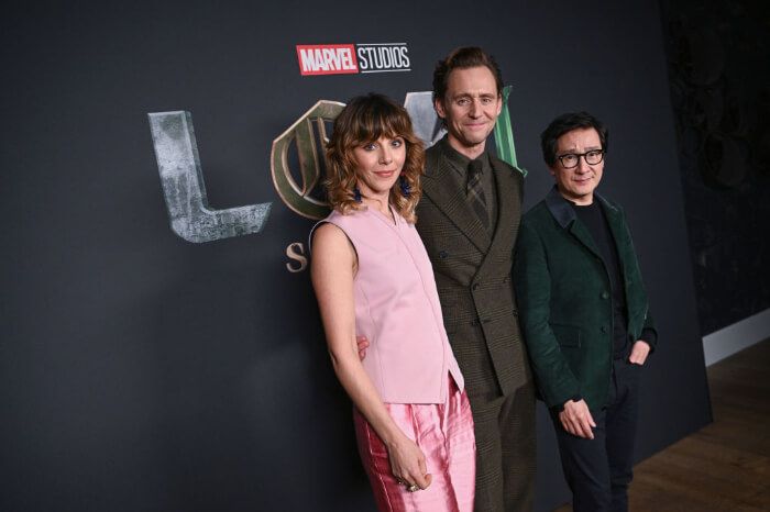 2023年12月 シーズン2 スクリーニング。左から、ソフィア・ディ・マルティーノ、トム・ヒドルストン、キー・ホイ・クァン。